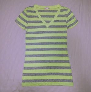 Zenana Outfitters Stretch T-Shirt Size: S